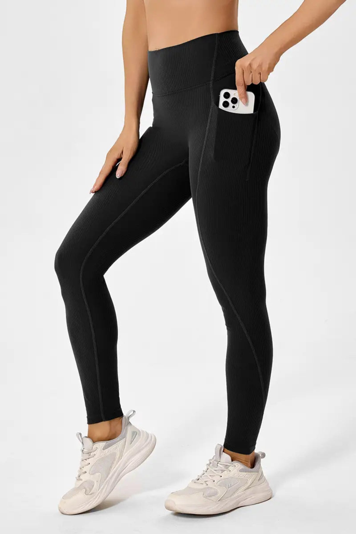 Eco-friendly High-Waisted Leggings with Side Pockets Black pocket close-up